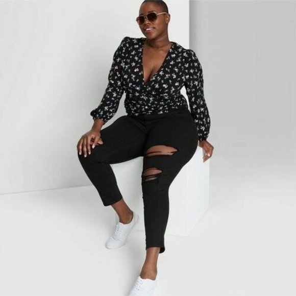 Wild Fable Black Floral Women's Long Sleeve V-Neck - Picture 3 of 8